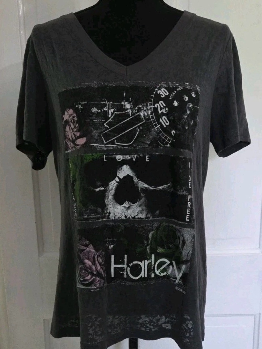 Harley-Davidson Charcoal V-Neck Skull, Roses & Gauge Graphic Tee